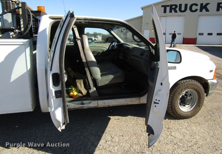 image for item DH8332 1999 Ford F250 Super Duty SuperCab utility bed pickup truck