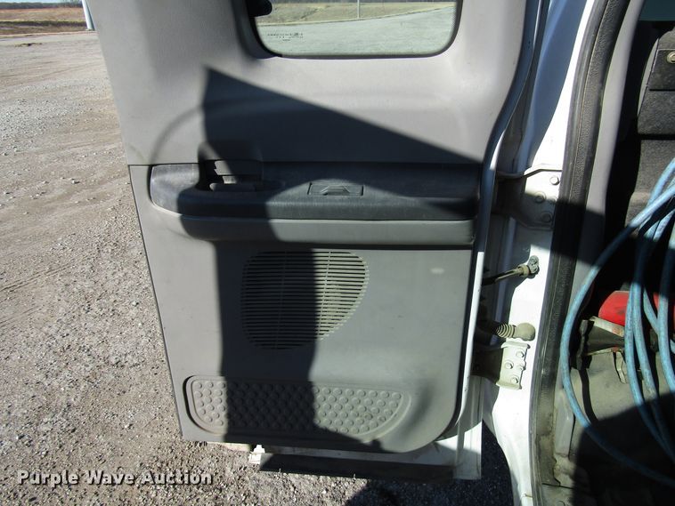 image for item DH8332 1999 Ford F250 Super Duty SuperCab utility bed pickup truck