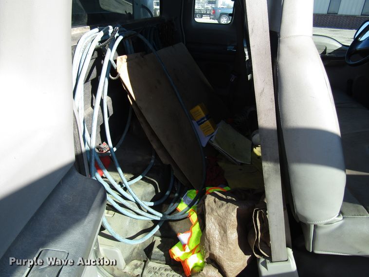 image for item DH8332 1999 Ford F250 Super Duty SuperCab utility bed pickup truck