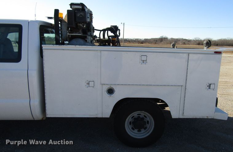 image for item DH8332 1999 Ford F250 Super Duty SuperCab utility bed pickup truck