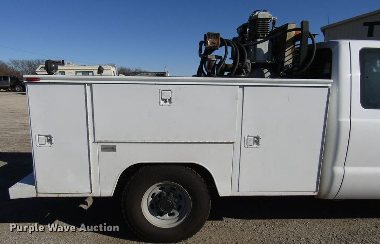 image for item DH8332 1999 Ford F250 Super Duty SuperCab utility bed pickup truck