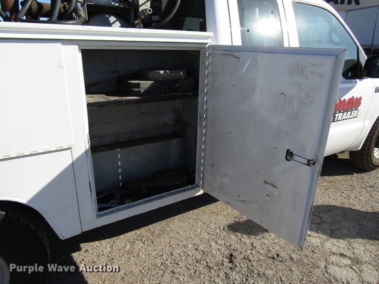 image for item DH8332 1999 Ford F250 Super Duty SuperCab utility bed pickup truck