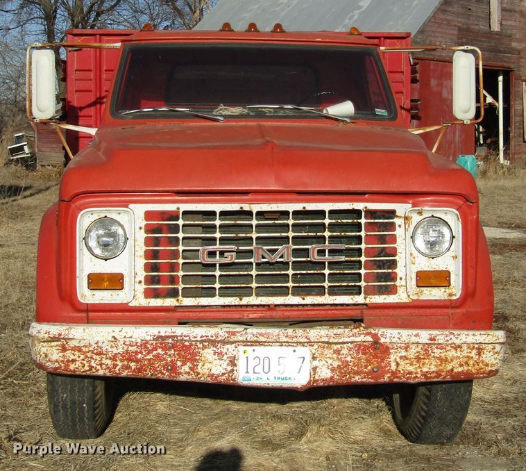 1970 GMC 5500 grain truck in Manhattan, KS Item DH8381 sold Purple Wave