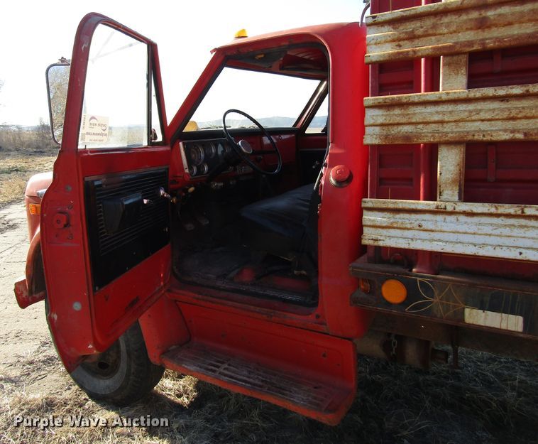 image for item DH8381 1970 GMC 5500 grain truck