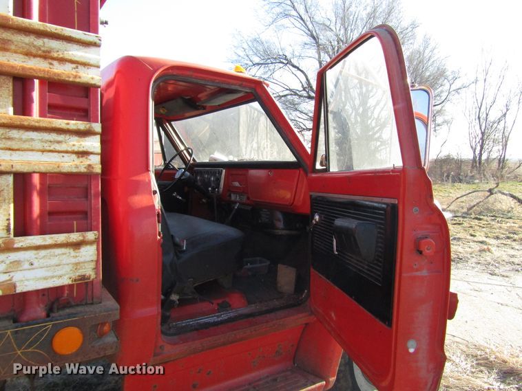 image for item DH8381 1970 GMC 5500 grain truck