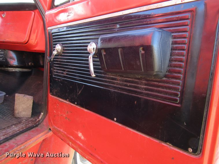 image for item DH8381 1970 GMC 5500 grain truck