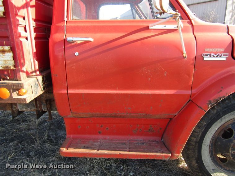 image for item DH8381 1970 GMC 5500 grain truck
