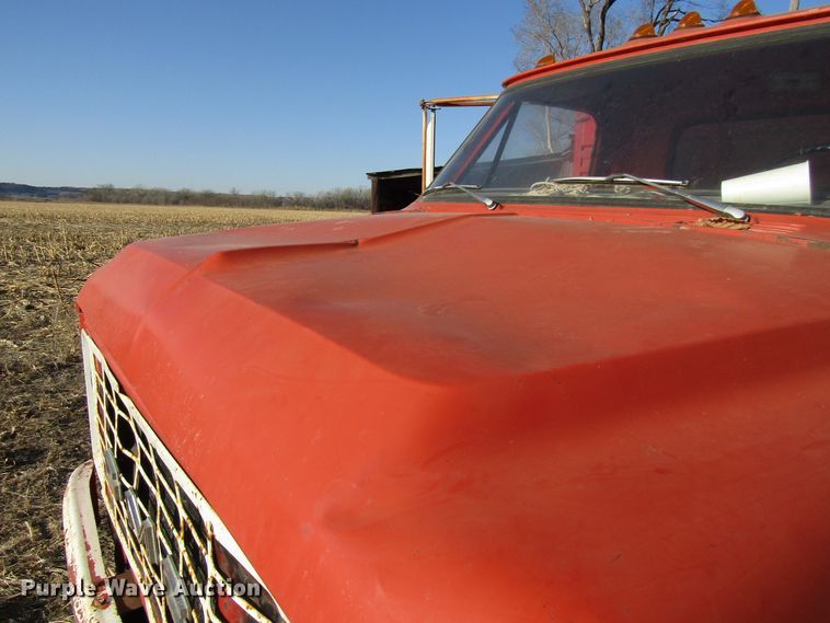 image for item DH8381 1970 GMC 5500 grain truck