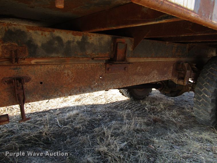 image for item DH8381 1970 GMC 5500 grain truck