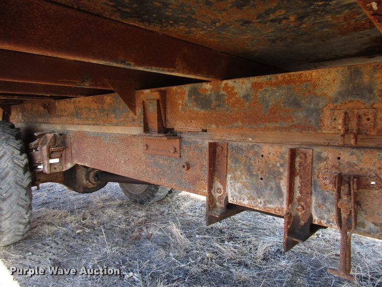 image for item DH8381 1970 GMC 5500 grain truck