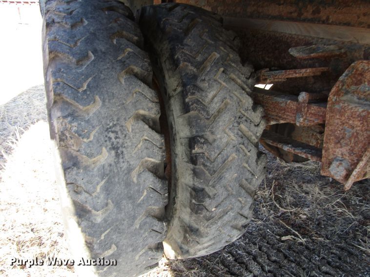 image for item DH8381 1970 GMC 5500 grain truck