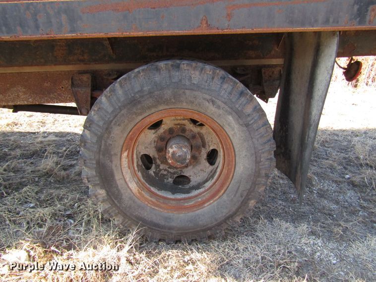 image for item DH8381 1970 GMC 5500 grain truck