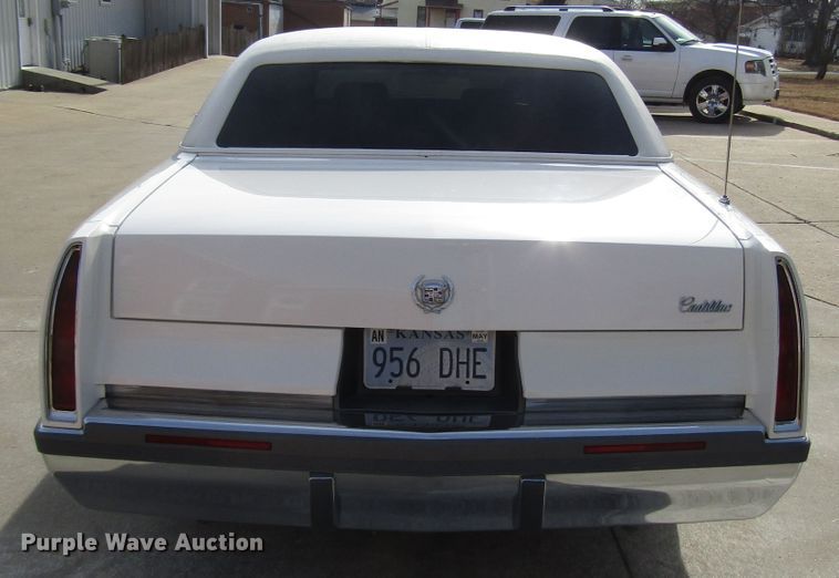 image for item DH8385 1996 Cadillac Fleetwood limousine