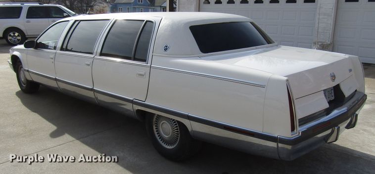 image for item DH8385 1996 Cadillac Fleetwood limousine