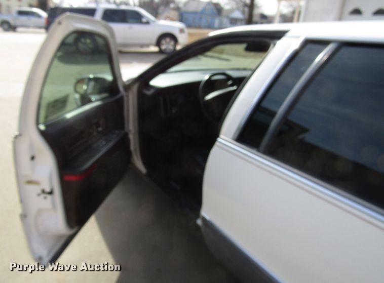 image for item DH8385 1996 Cadillac Fleetwood limousine