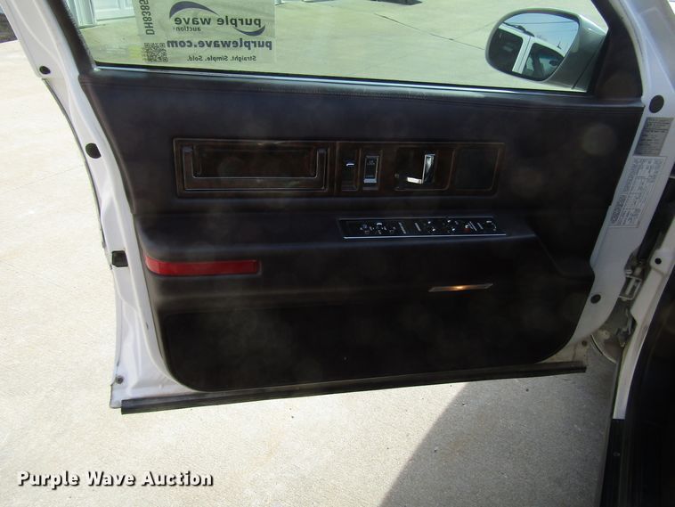 image for item DH8385 1996 Cadillac Fleetwood limousine