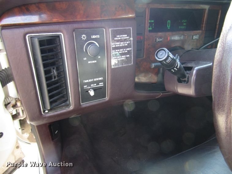 image for item DH8385 1996 Cadillac Fleetwood limousine