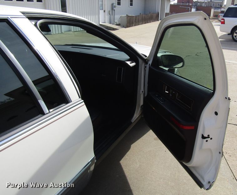 image for item DH8385 1996 Cadillac Fleetwood limousine