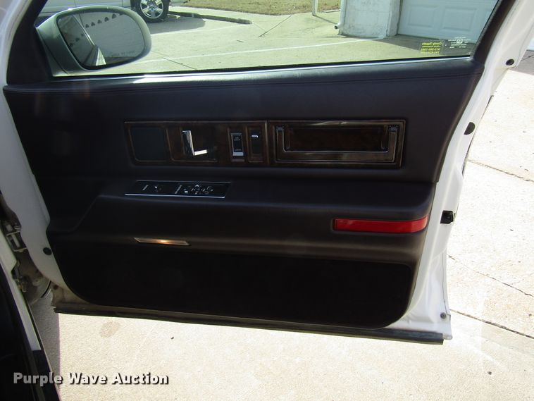 image for item DH8385 1996 Cadillac Fleetwood limousine