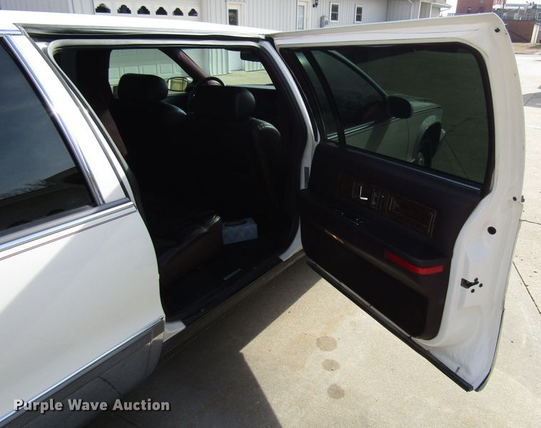 image for item DH8385 1996 Cadillac Fleetwood limousine