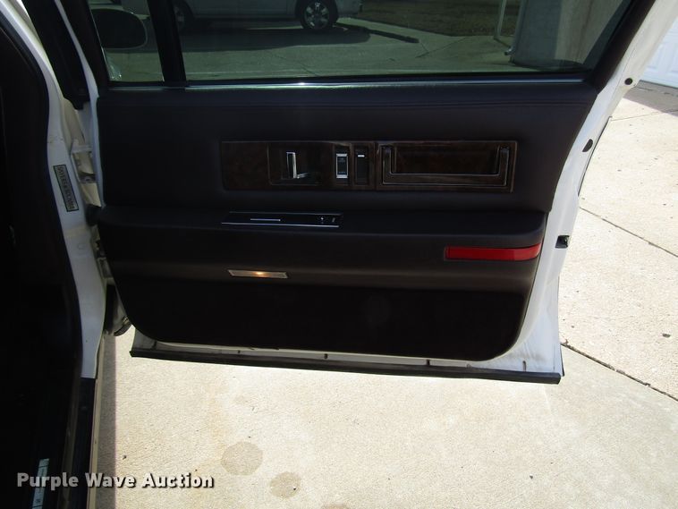 image for item DH8385 1996 Cadillac Fleetwood limousine