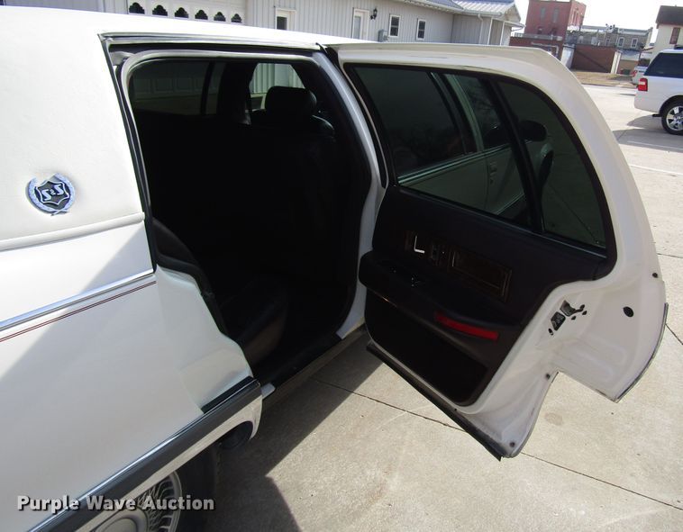 image for item DH8385 1996 Cadillac Fleetwood limousine