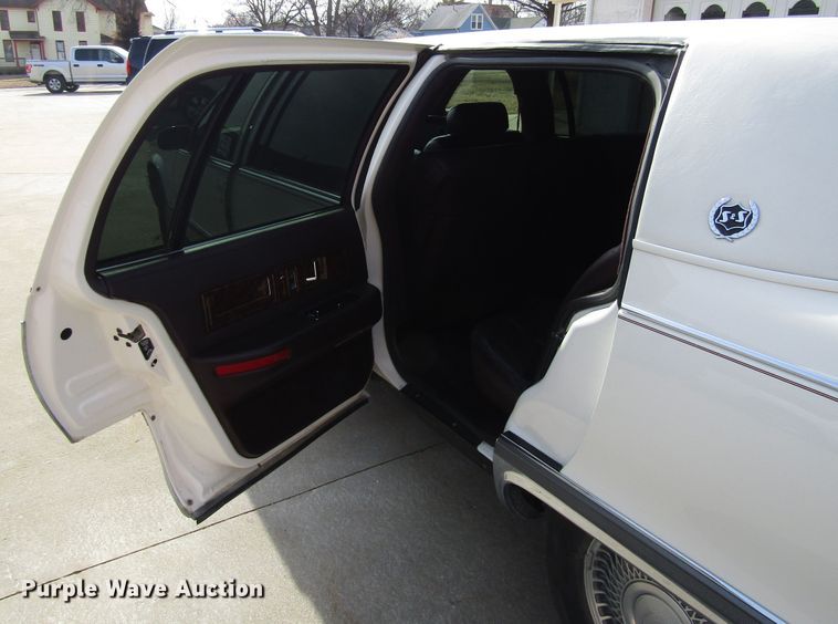 image for item DH8385 1996 Cadillac Fleetwood limousine