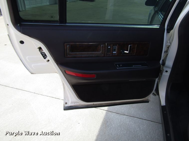 image for item DH8385 1996 Cadillac Fleetwood limousine