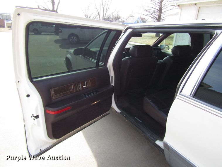 image for item DH8385 1996 Cadillac Fleetwood limousine