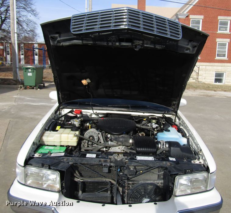 image for item DH8385 1996 Cadillac Fleetwood limousine