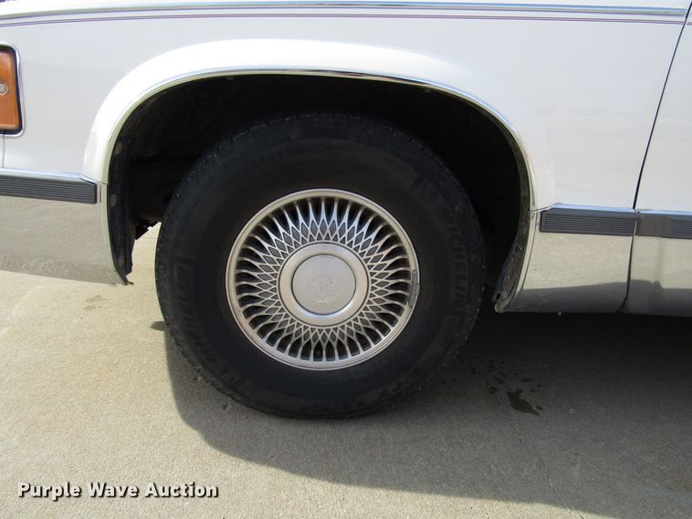 image for item DH8385 1996 Cadillac Fleetwood limousine