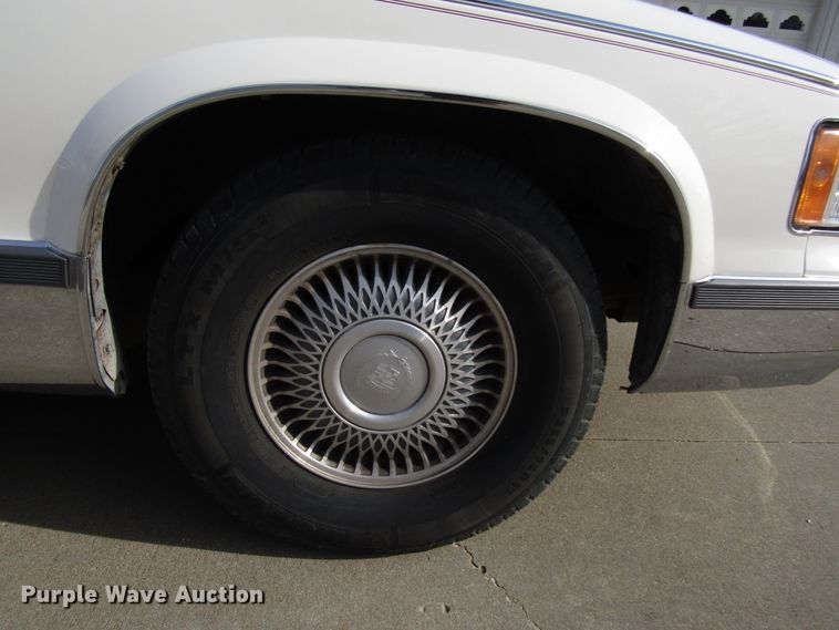 image for item DH8385 1996 Cadillac Fleetwood limousine