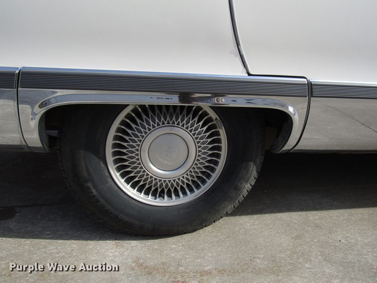 image for item DH8385 1996 Cadillac Fleetwood limousine