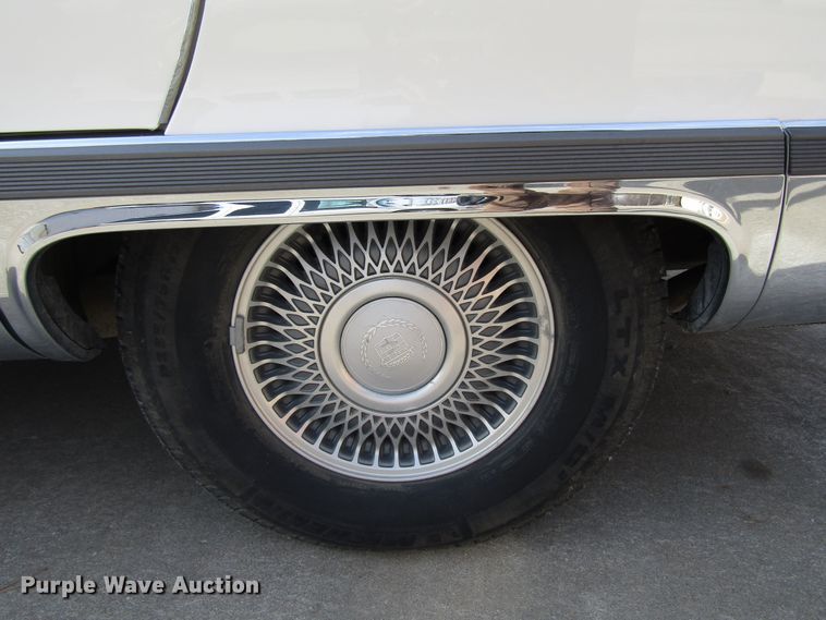 image for item DH8385 1996 Cadillac Fleetwood limousine