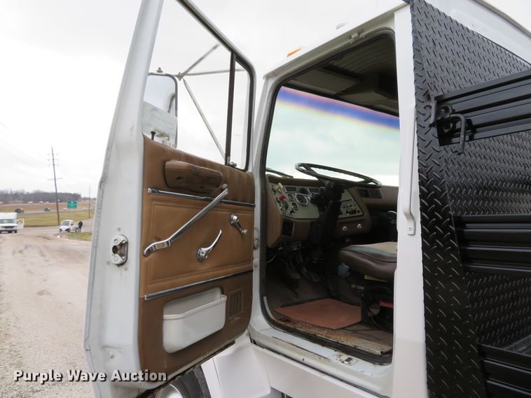 image for item DI2022 1993 Ford L8000 AeroMax flatbed truck