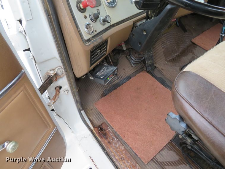 image for item DI2022 1993 Ford L8000 AeroMax flatbed truck