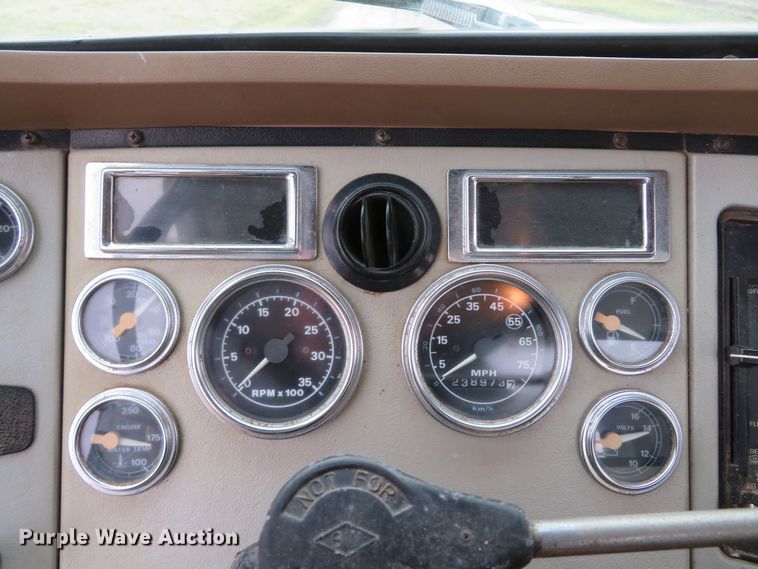 image for item DI2022 1993 Ford L8000 AeroMax flatbed truck