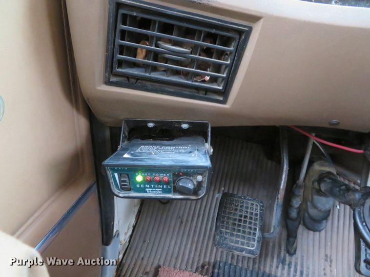 image for item DI2022 1993 Ford L8000 AeroMax flatbed truck