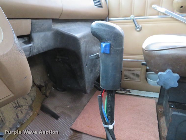 image for item DI2022 1993 Ford L8000 AeroMax flatbed truck