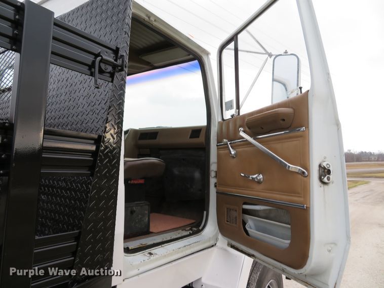 image for item DI2022 1993 Ford L8000 AeroMax flatbed truck