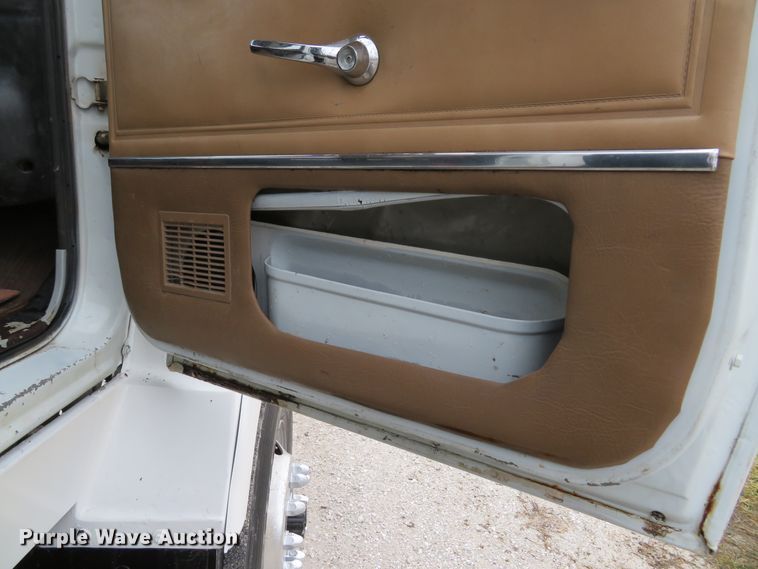 image for item DI2022 1993 Ford L8000 AeroMax flatbed truck