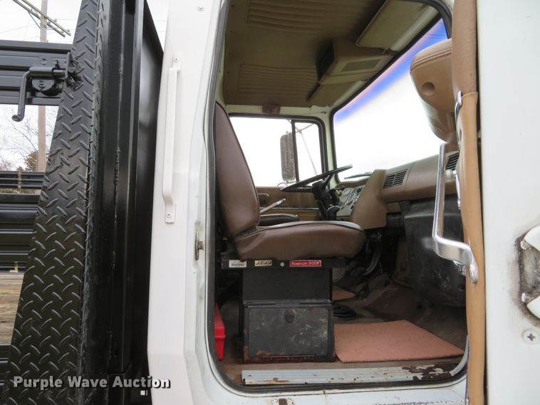 image for item DI2022 1993 Ford L8000 AeroMax flatbed truck