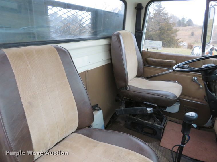 image for item DI2022 1993 Ford L8000 AeroMax flatbed truck