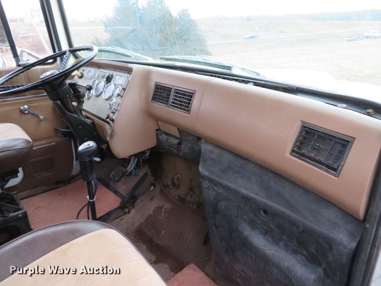 image for item DI2022 1993 Ford L8000 AeroMax flatbed truck