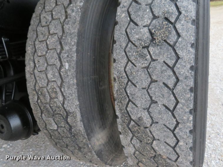 image for item DI2022 1993 Ford L8000 AeroMax flatbed truck