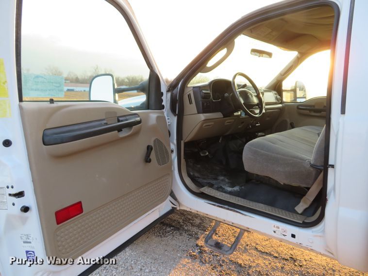 image for item DI2024 2005 Ford F550 Super Duty XL utility truck