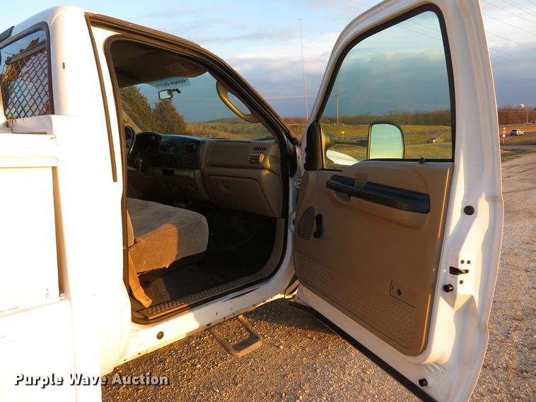image for item DI2024 2005 Ford F550 Super Duty XL utility truck