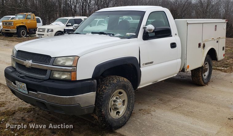 image for item EL9767 2004 Chevrolet Silverado 2500 utility bed pickup truck