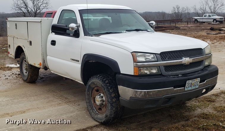 image for item EL9767 2004 Chevrolet Silverado 2500 utility bed pickup truck