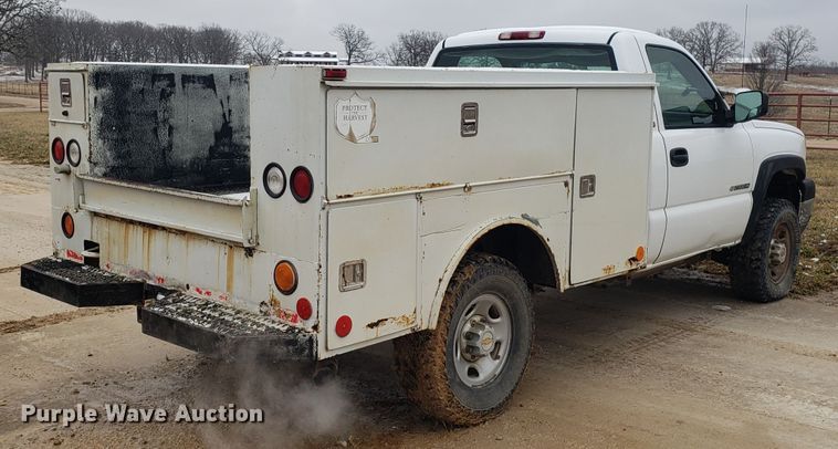 image for item EL9767 2004 Chevrolet Silverado 2500 utility bed pickup truck